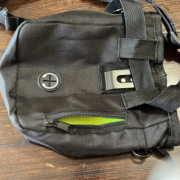 Dog training kit with treat bag and 2 clicker training devices with wrist straps - Picture 4 of 5